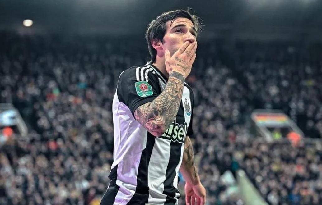 纽卡神奇逆袭！欧冠+奖杯双收，托纳利留队成关键？