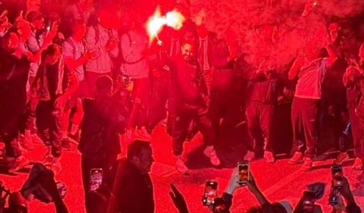 邮报：马赛球迷庆祝进入欧冠，德泽尔比凌晨4点被拍到参与其中