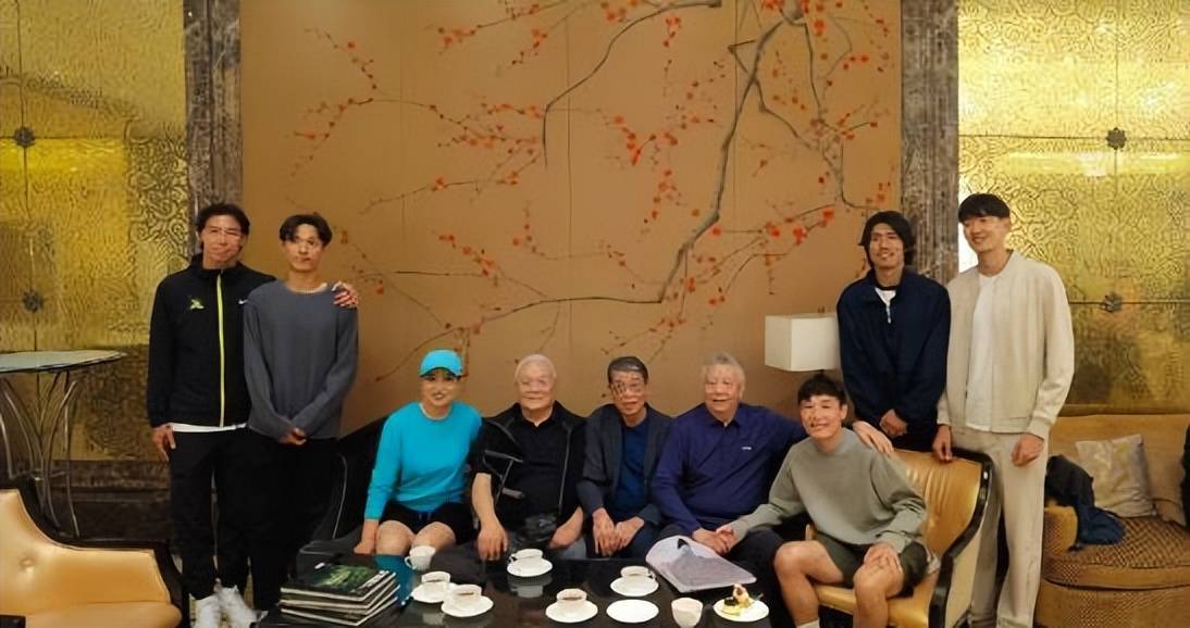 上港冠军名帅官宣离开俱乐部！法甲教头将挑大梁，继续带队冲冠